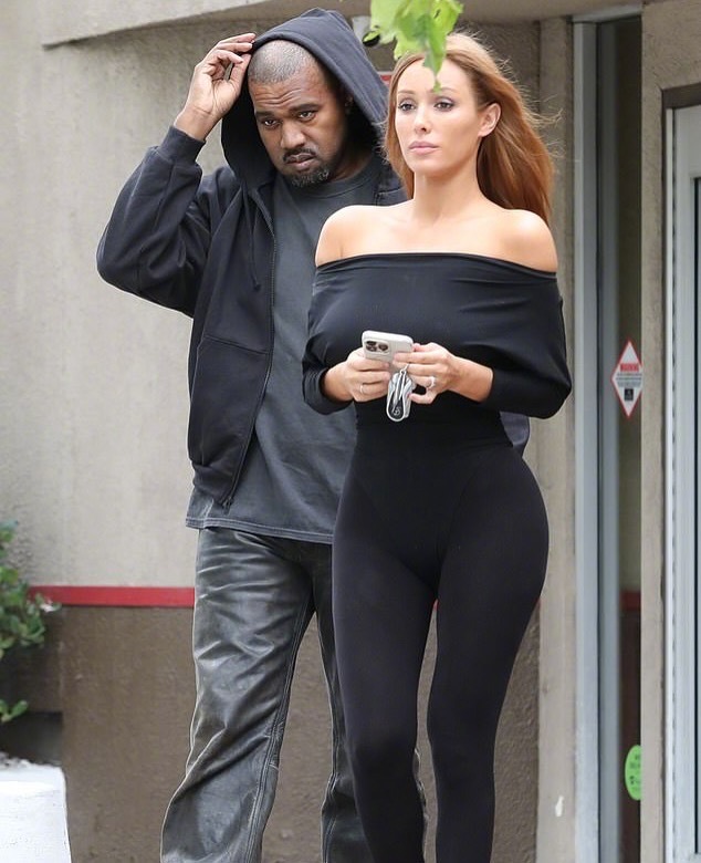 侃爷Kanye与妻子比安卡BiancaCensori现身洛杉矶的一家D