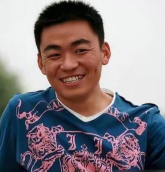 一次，郭德纲问王宝强：“你在少林寺练了6年武术，那你最多能打多少人啊？”王宝强傻