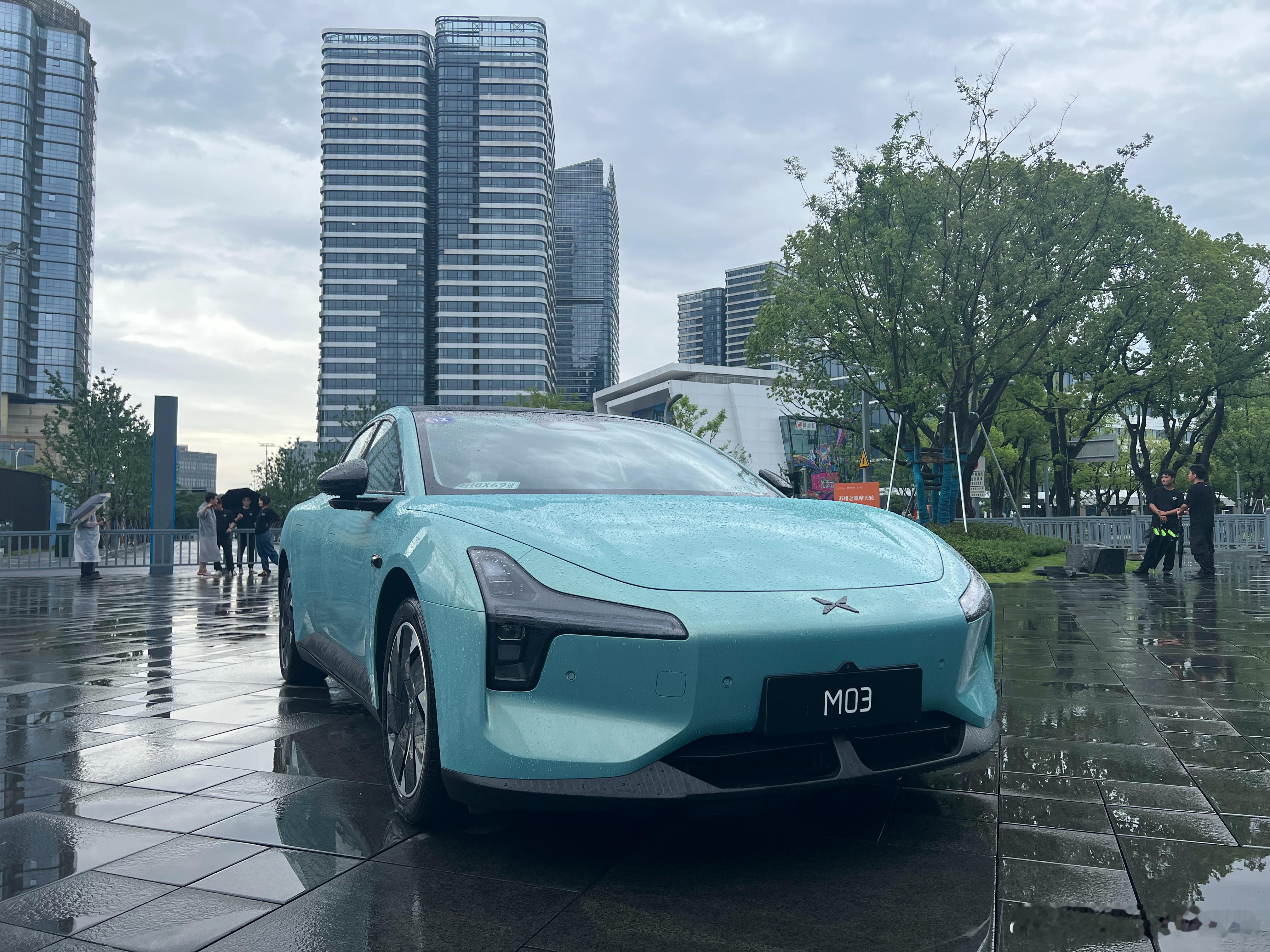 游弋于水墨间的流光是雨滴吻过天青的倒影此时的星雨青不是颜色是江南递给未来的情书[