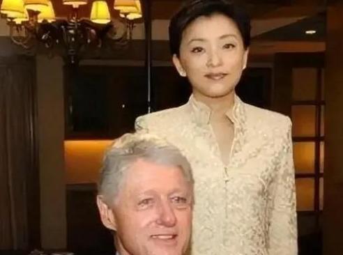 1994年，26岁的杨澜不顾父母的反对，坚决要和银行上班的丈夫张一兵离婚，转身嫁