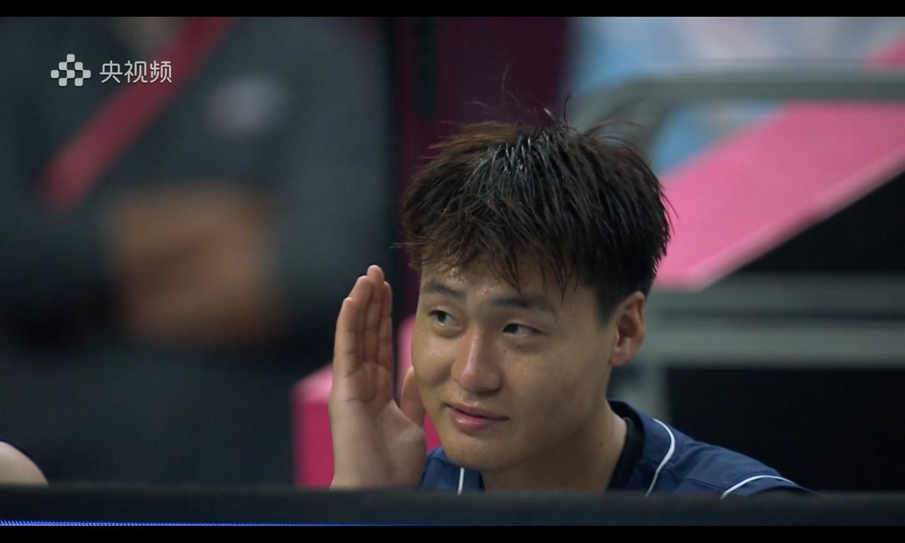 赵睿惹是生非的性格没变，鼓掌完打脸，就是讽刺的是谁呢？赵睿今天一个争议动作，