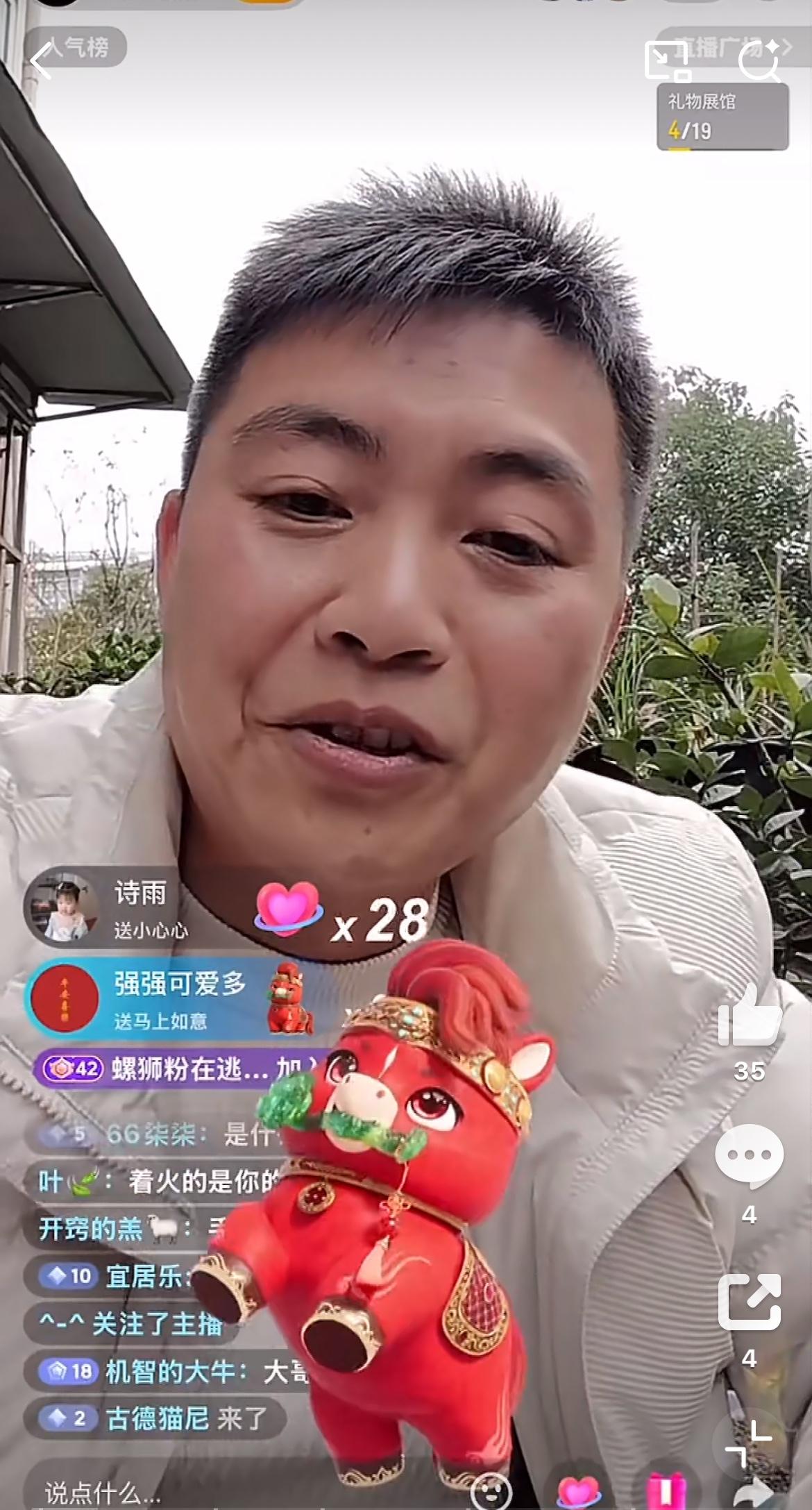 云南昭通砸车救人白衣男子现身，事情发生于去年3月19日，双手烧伤至今戴着绷带。白