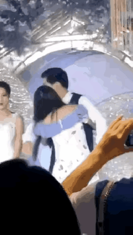 不爱就不要跟人家结婚啊！一对新婚夫妇的结婚典礼上出现尴尬一幕，一女子跑到新郎面