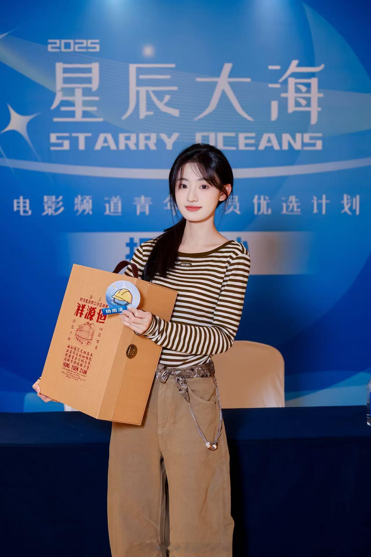 杨雨潼的凌乱风穿搭太有活力了！笑起来甜甜的的，很漂亮，喜欢这样的女生！