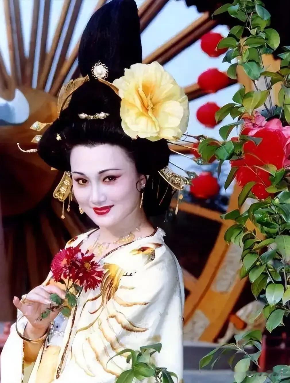 杨贵妃也是个诗人。她的诗可惜只留下一首《赠张云容舞》：罗袖动香香不已，红蕖袅