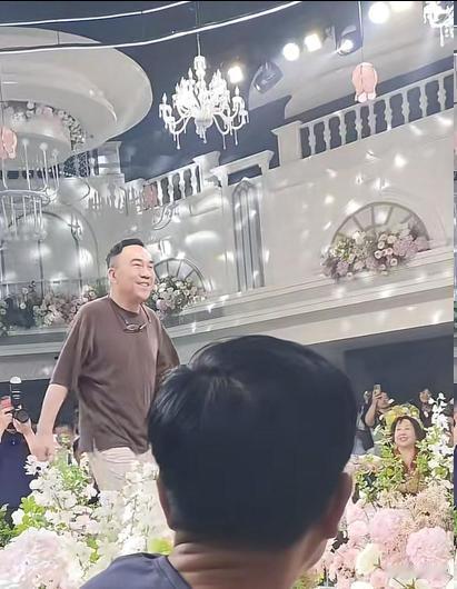 贝勒之前在网上澄清，说杨议女儿结婚的时候，“2+1”根本没去，更别说抱孩子了。但