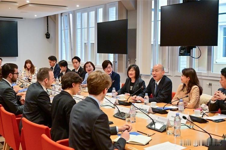 韩国瑜今天与法国一个民间智库见了面，晚上接受台商招待，今天的行程就这样！韩国