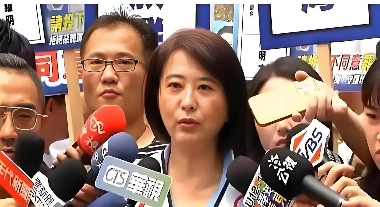 国民党立委王鸿薇公开表态，若解放军再举行围台军演，将和民进党联手硬推，这话一出，
