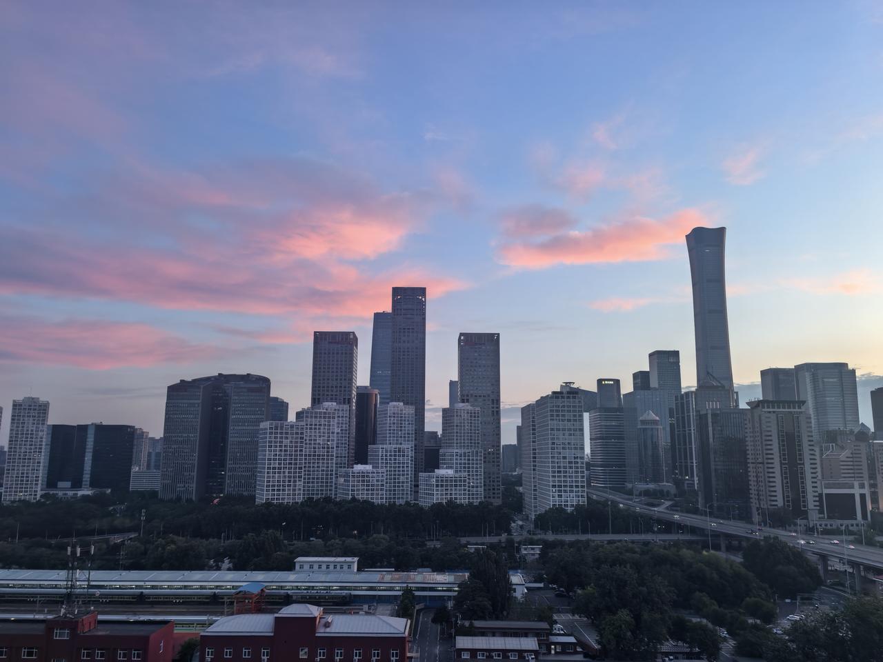 进入6月份，北京的天空可以媲美全国所有地方的天空。这不，国贸CBD上空一会儿凤