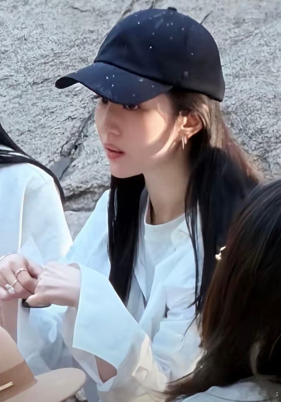 即使没有大浓妆也是光彩夺目，二十年了，刘亦菲一点变化也没有，好牛的骨相+基因所以