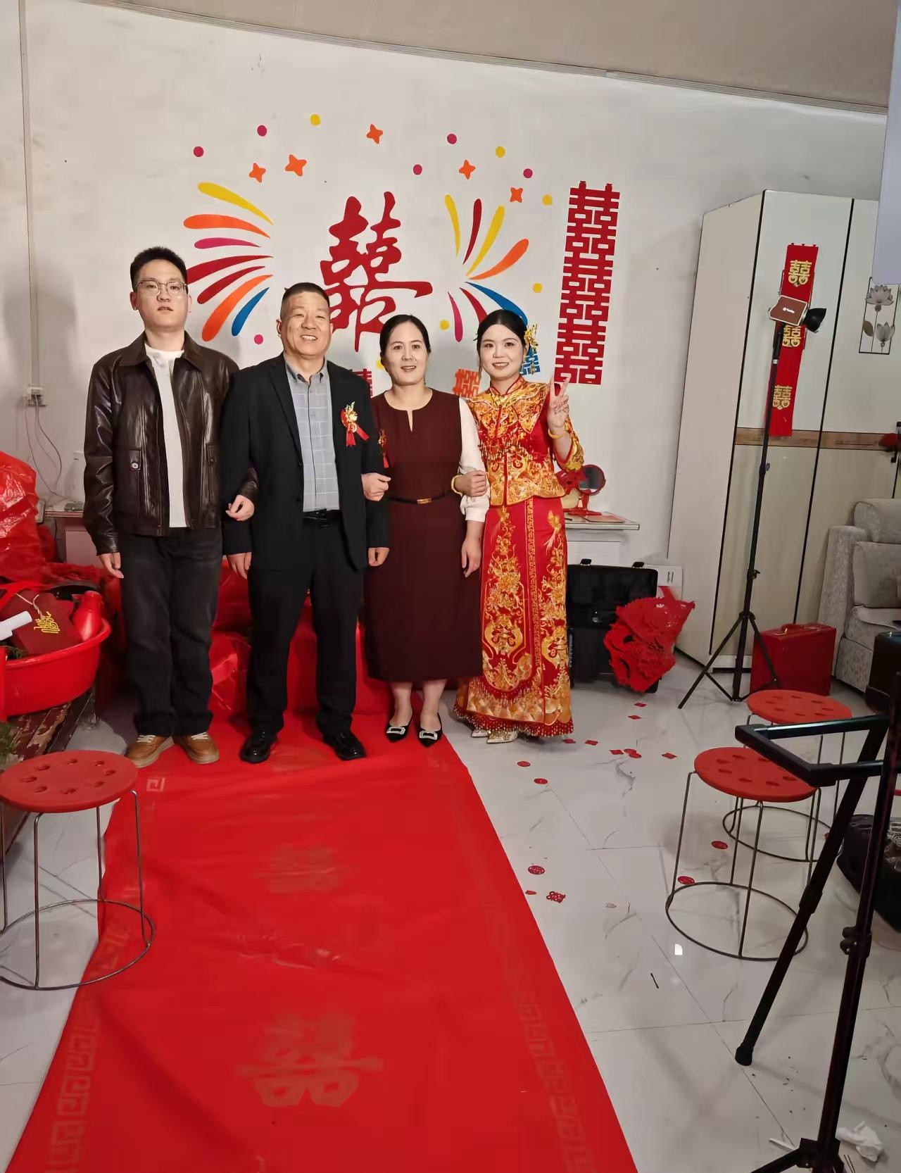 宝贝女儿。吃完你的喜宴爸妈弟就回西安了，这次就不喊你一起回西安了。爸妈祝你们新婚