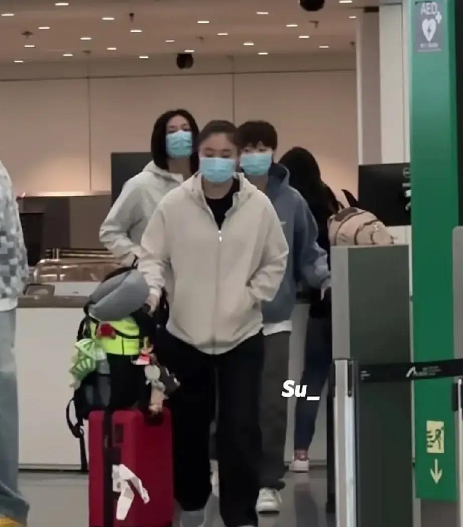 她还没进主力层，但已经打服了两位核心。昨天，陈熠在训练场边看着王曼昱练球。