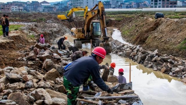 2016年秋，四川广汉新桥村，挖掘机轰鸣声中，地下硬物突现，一米长铁罐破土而出，