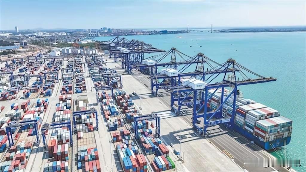 重磅！万吨大船绕开新加坡，直奔中国海南洋浦港！卡了中国几十年的“马六甲困局”，终