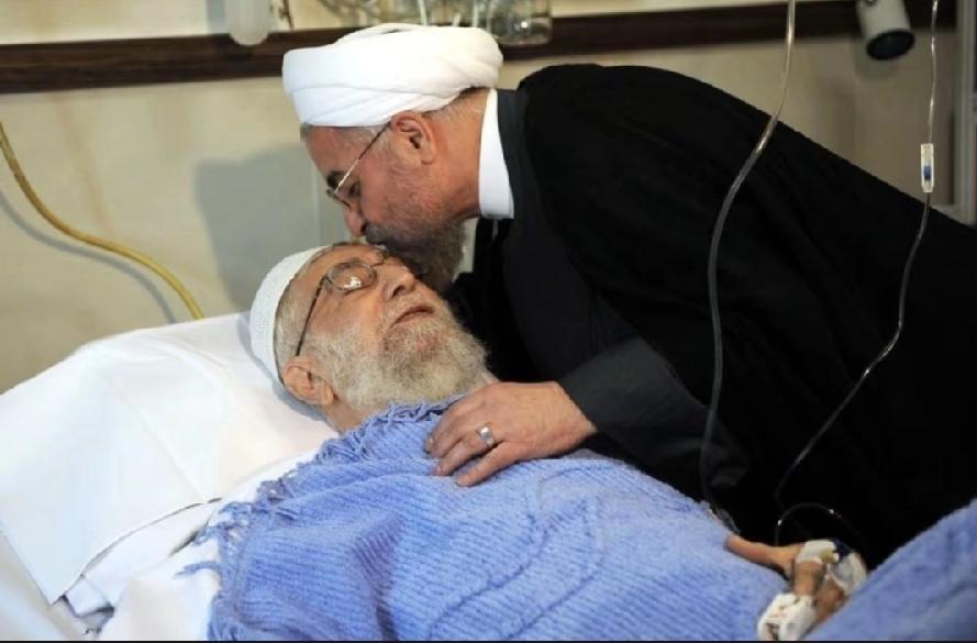 网传哈梅内伊在医院抢救图片，带着氧气罩，左手插着点滴针管，一名教士亲吻着额头，照