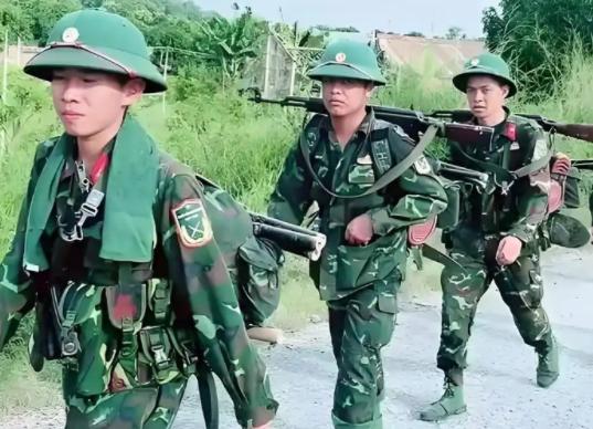 泰国装甲突击遭阻击，泰军紧急报告：前方根本不是柬军，是外国兵 泰柬边境这炮仗