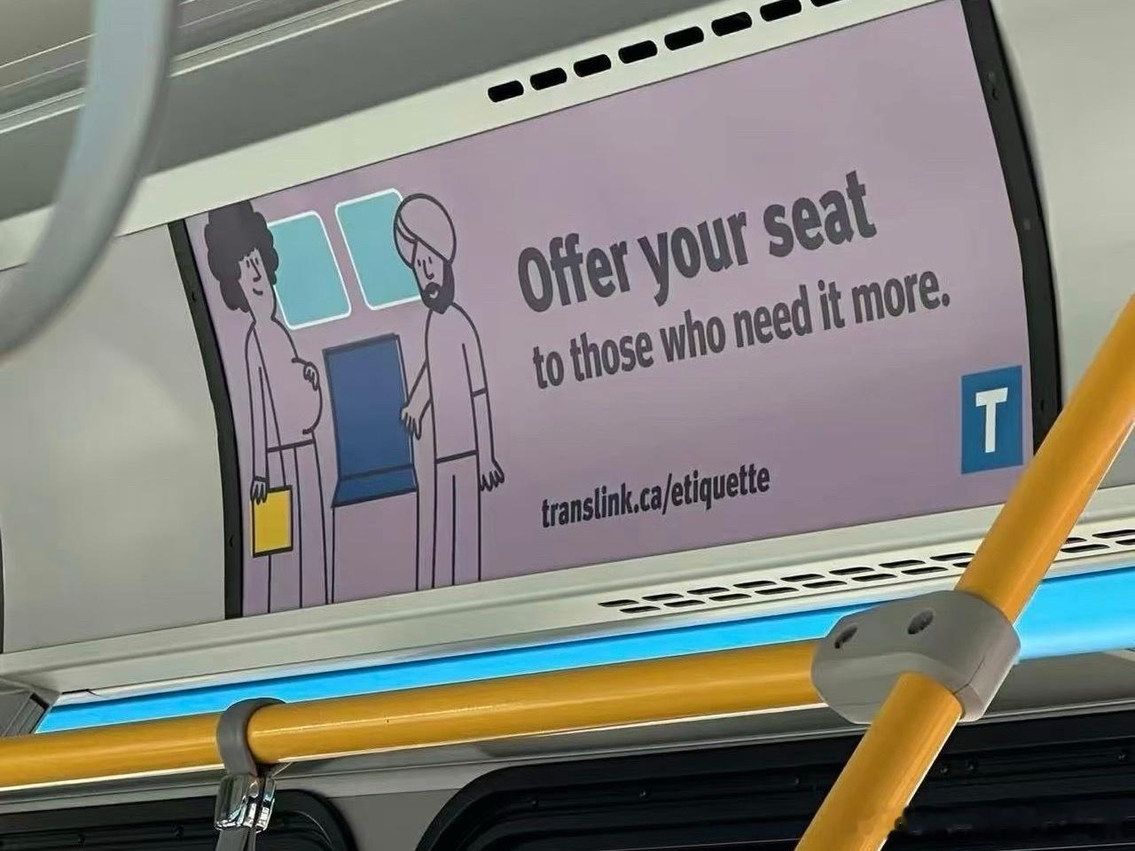 最近加拿大公交车上的这则公益广告火了，广告图片上花着一位男士正在给孕妇让座，随图