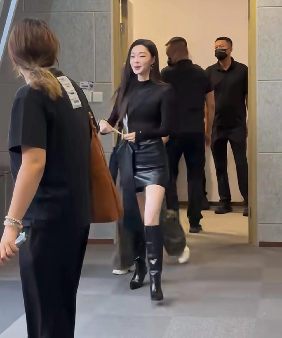 宋轶这腰是真实存在的吗她的身材比例是真不错，腿长不说，腰又长又细，跟赵丽颖有点