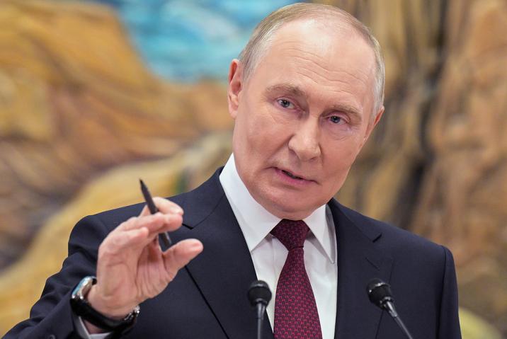 印度记者当场逼问普京“中印开战你站谁”，普京一句话让全场哑口无言，原来背后是经济