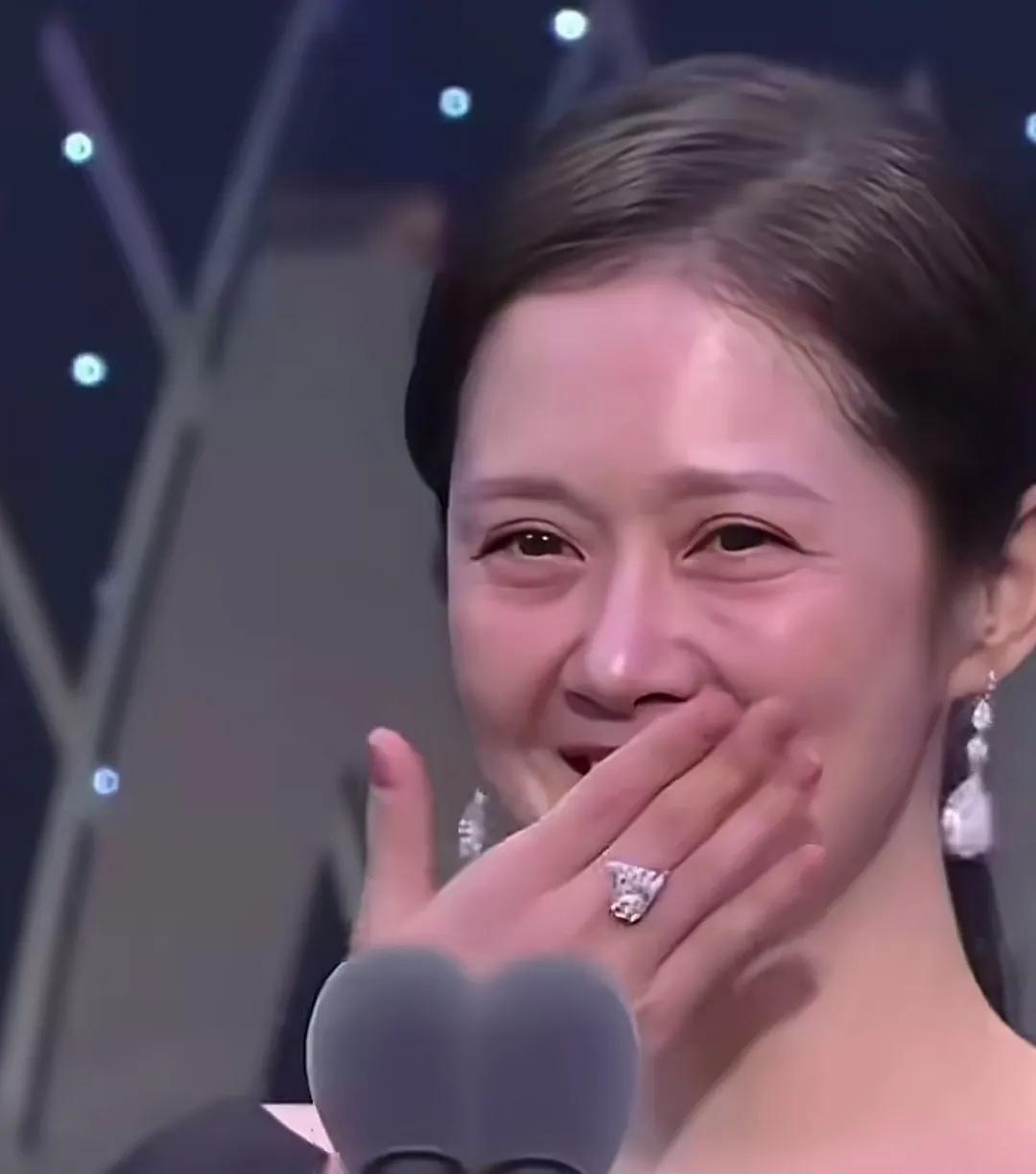 不可能吧，她才44岁图一不会是画的老年妆？年轻的时候真的很美明星不是