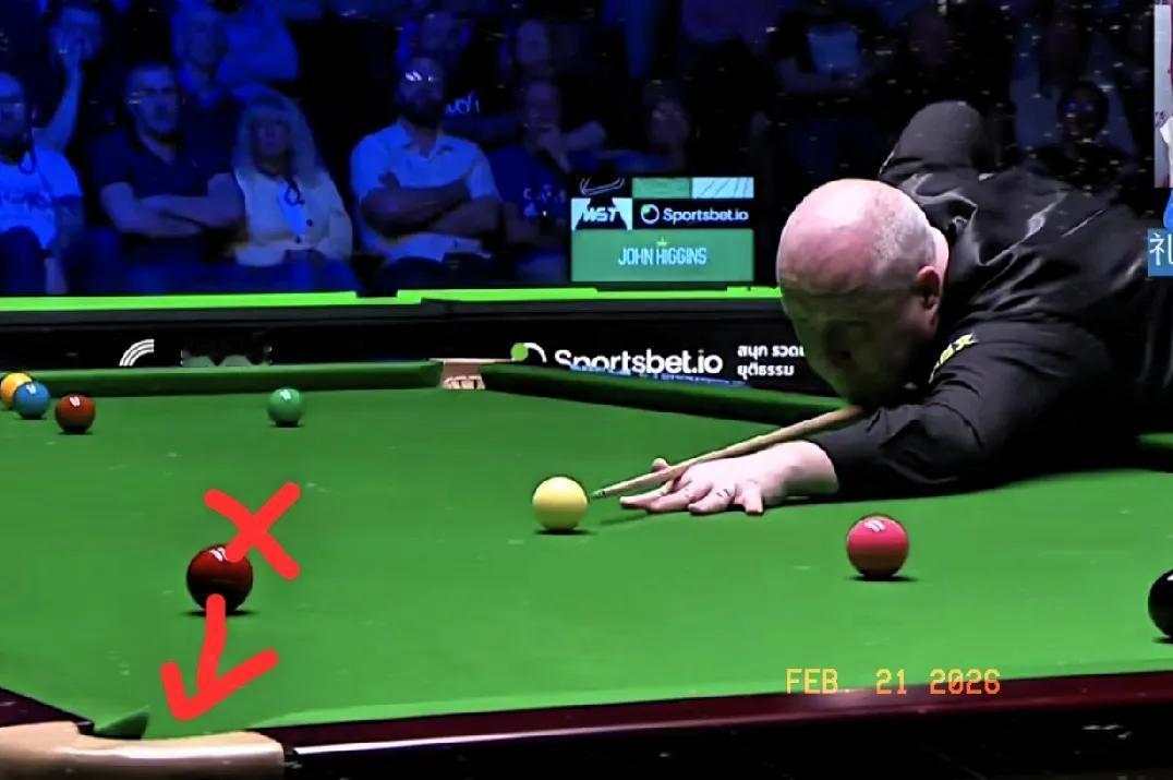 第6局，特鲁姆普二杆安全球防守做成斯诺克，造成希金斯解球失误罚分漏机会，给自己争