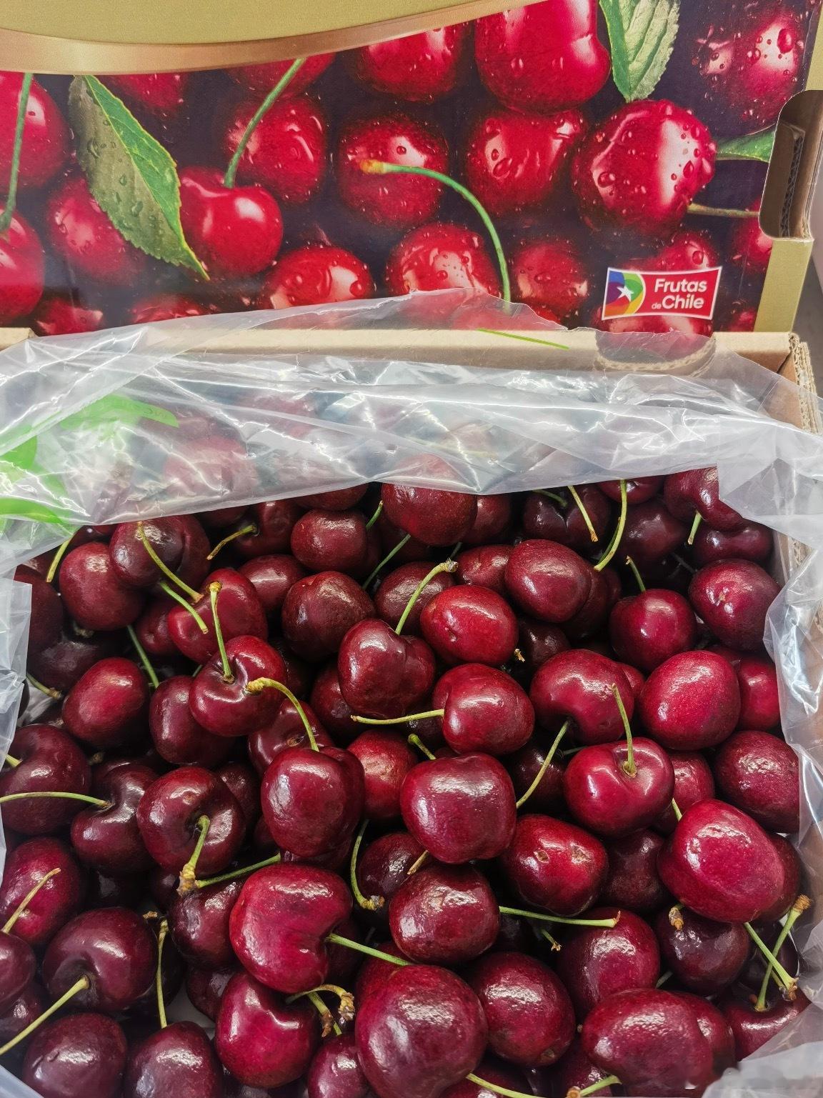 车厘子卖家赌涨价压货上个月还能88块钱抱回一整箱车厘子，颗颗饱满爆汁，又脆又甜又