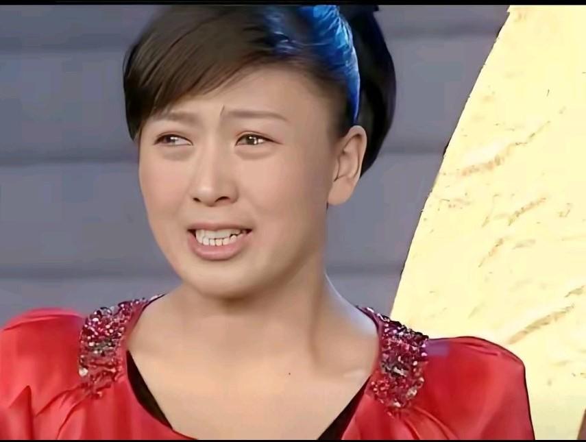 闫学晶终于哭了账号被封了，不但挣不到钱，她到手的钱有可能要吐出来了。她吃着锅里的