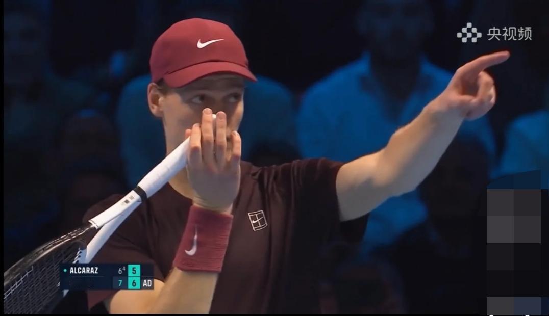 辛纳仅用时2小时15分钟，就以7:6、7:5总比分2:0轻松击败阿卡，夺得本年度