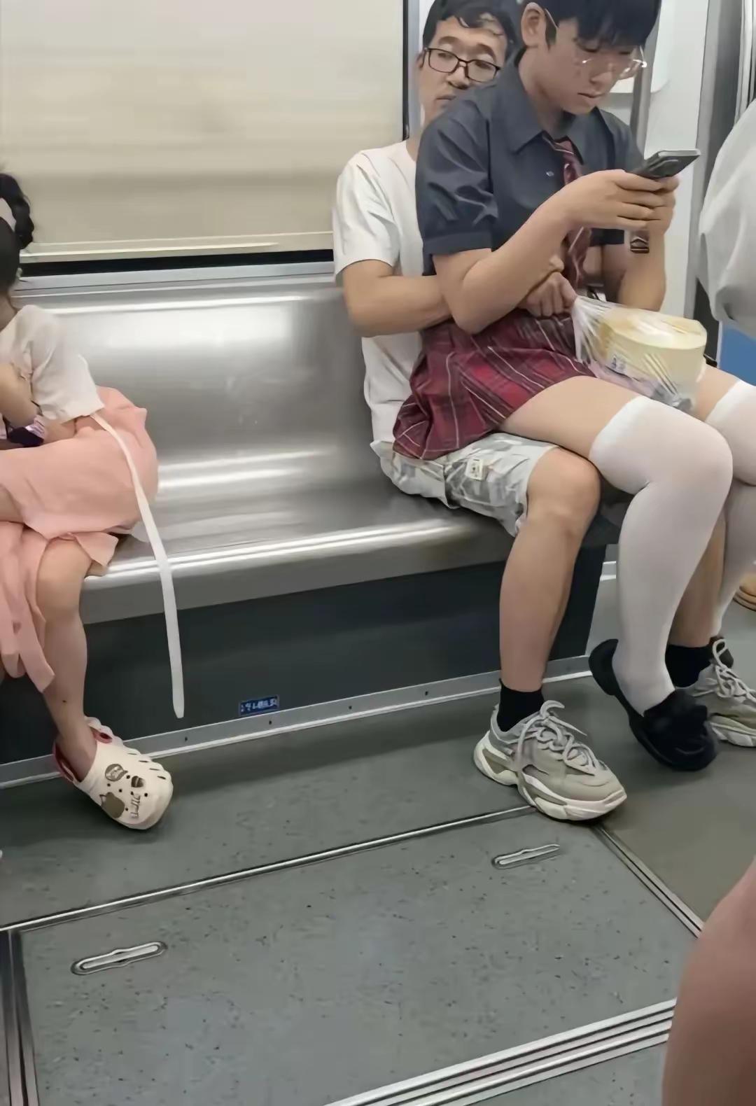 地铁上看到这一幕，难道不辣眼吗？现在的孩子到底怎么了？如此光明正大？
