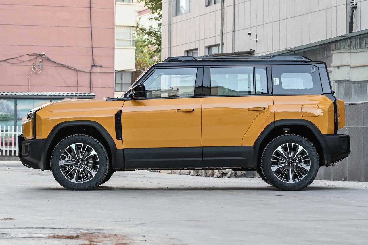 奇瑞汽车这次确实有点玩砸了，本意是模仿路虎发现挑战天门山大陡坡阶梯，但考虑的还是