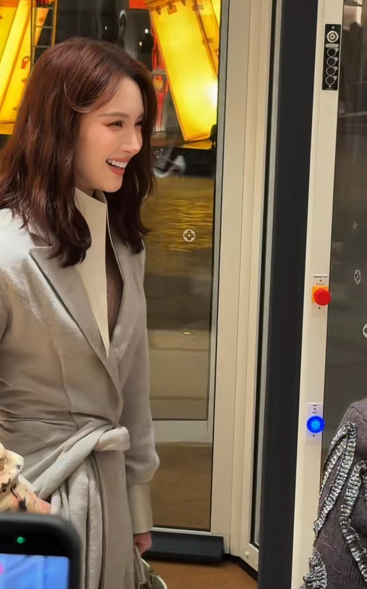 金晨这身大衣配渔网！是真不怕冷还是美商爆表？？前两天还在看她打乒乓球，一身