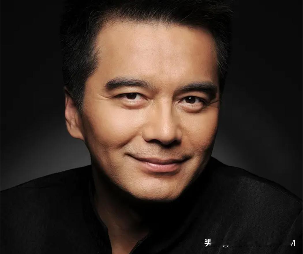 “祁同伟”许亚军罕见晒出他与何晴所生儿子，一脸的骄傲与宠溺。网友经常打趣说祁厅长