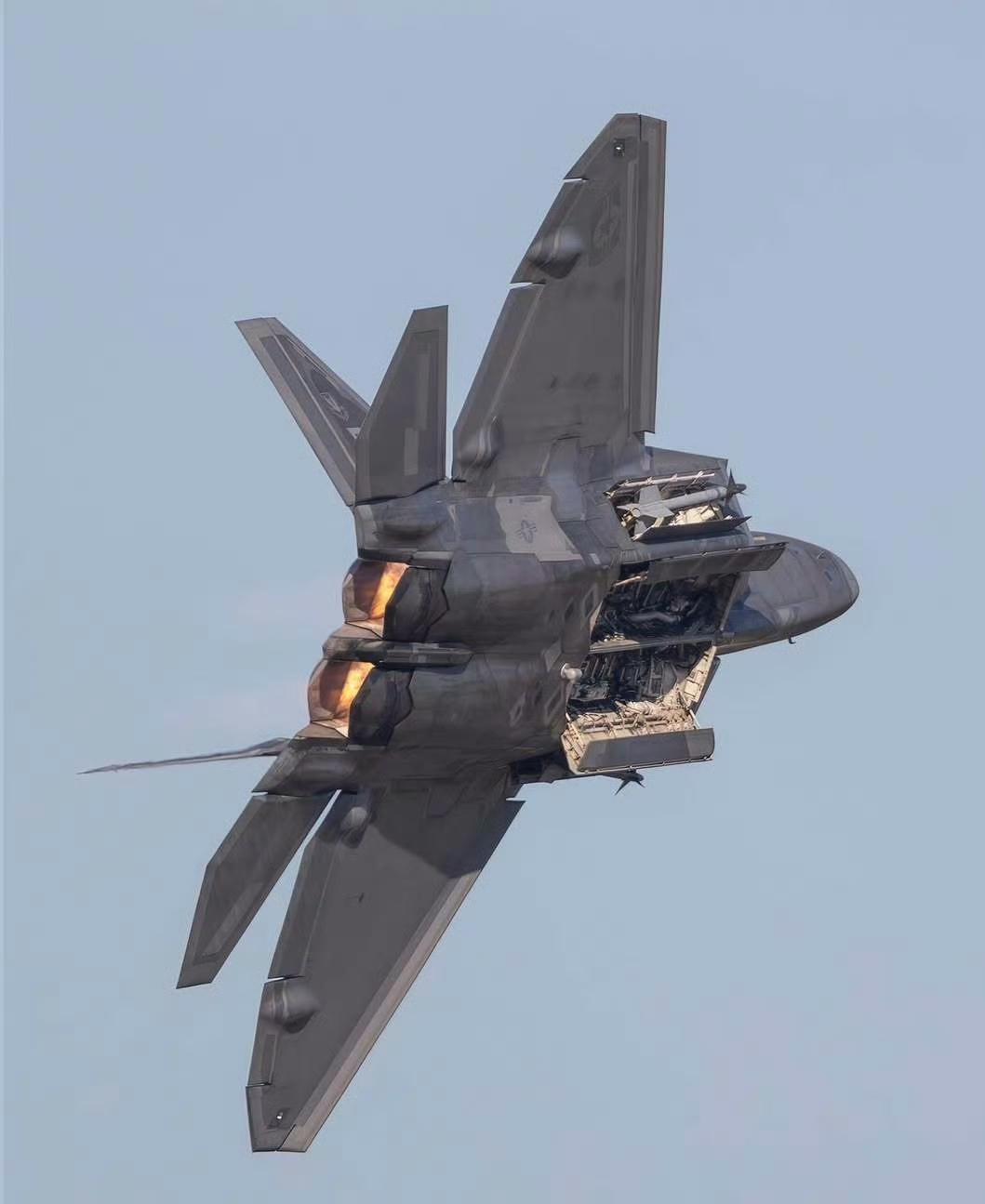 说好的隐身战机弹仓，怎么跟拆了装修的毛坯房似的？管线乱飞、空间挤巴，导弹跟硬