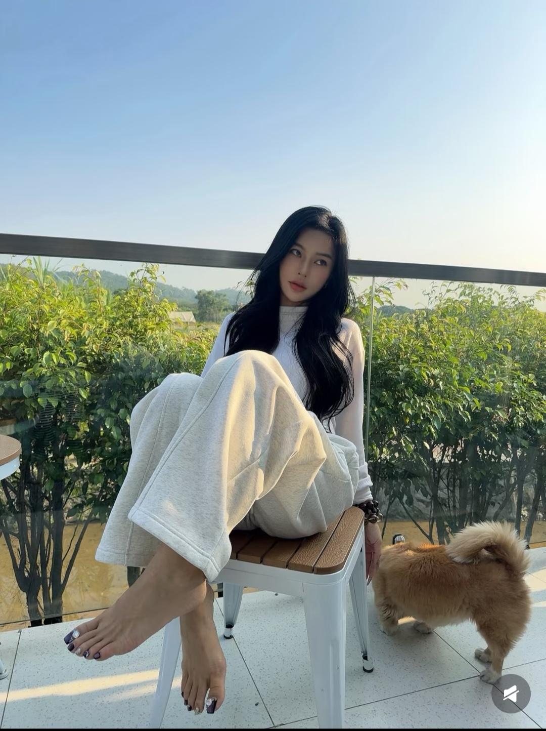 脚型好美，脚趾头上的大钻闪闪发光。