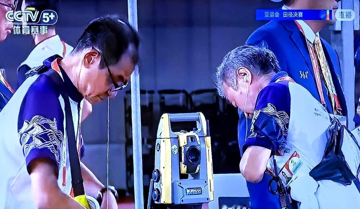 亚运会田径场第一天，女子铅球刚开赛就出了洋相。乌兹别克斯坦那姑娘一球投出去，全