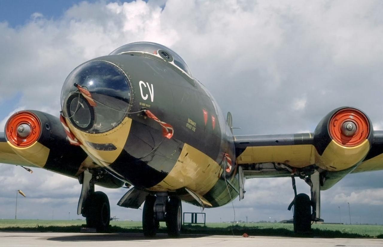 战机欣赏：英国电气-BAe“堪培拉”轻型轰炸机。该机是英国第一代喷气式中型轰炸机