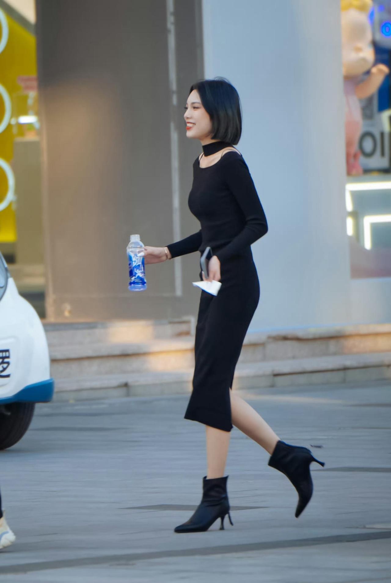 分享街拍小姐姐街拍美女好身材