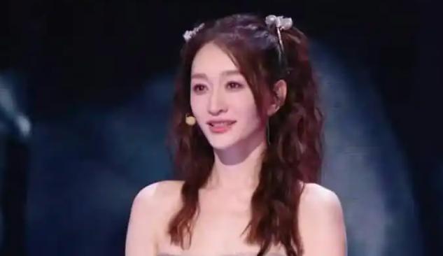 丈夫出事了，50岁的李小冉被迫放低身段出来赚钱，在综艺《乘风2026》舞台翻唱《