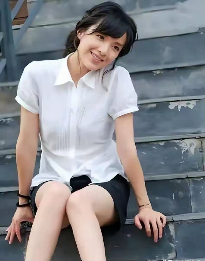 当年靳东不顾父亲反对硬娶离过婚的李佳，如今他把影后老婆宠成宝