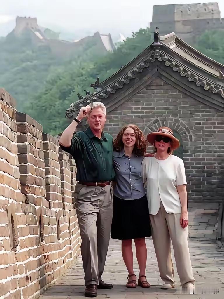1998年6月28日，美国前总统克林顿夫妇访华到北京。克林顿总统夫妇和女儿一