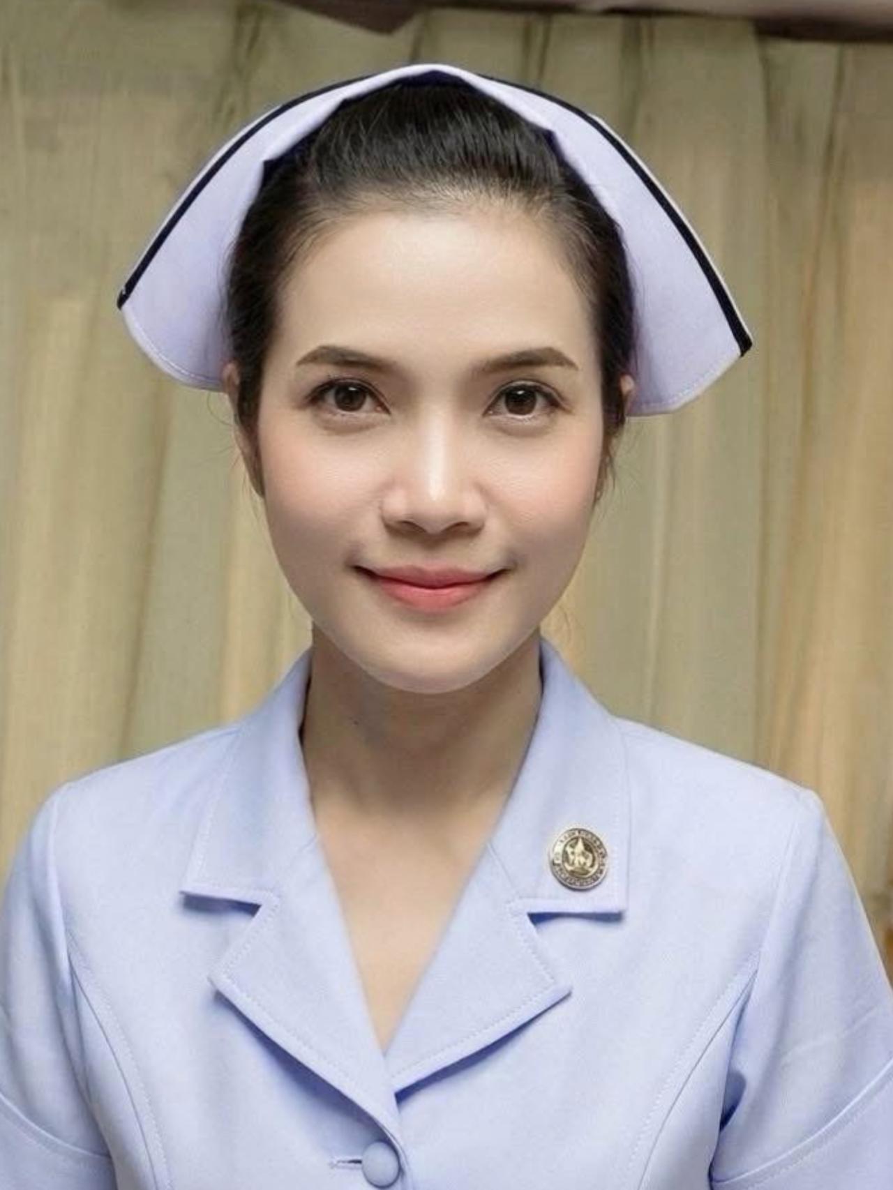 诗妮娜贵妃珍贵老照片，清新脱俗似女大学生诗妮娜这颜值真没话说，五官精致得像画出