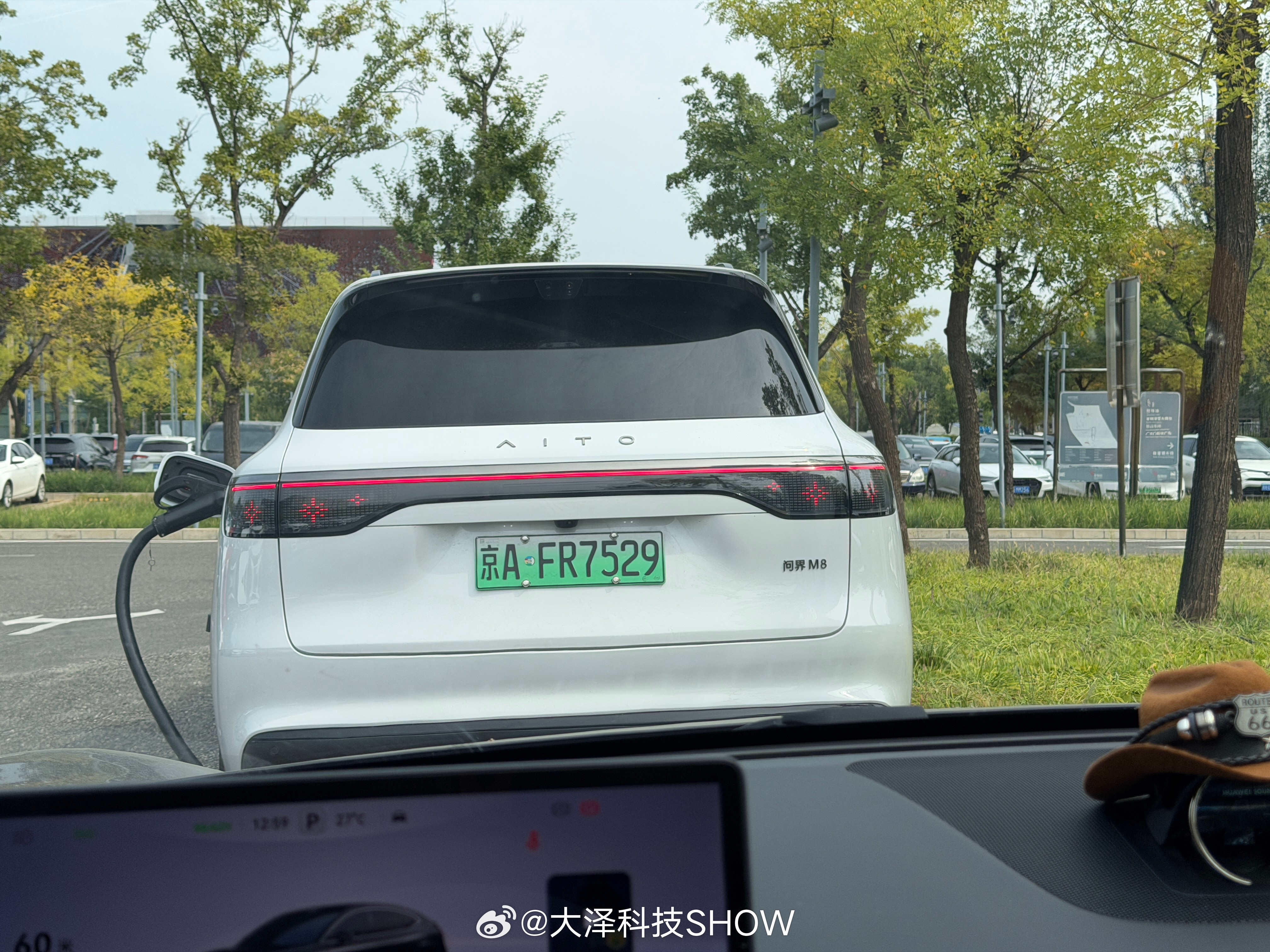 我的智界R7前面一辆问界M8在充电，都是鸿蒙智行一家人，固执问候[大笑]​