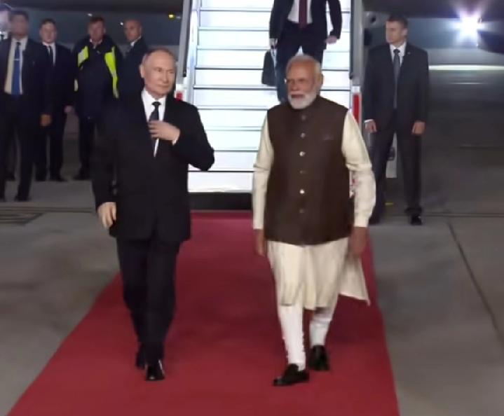 普京抵达印度，莫迪深夜亲自接机！最高规格待遇，很罕见！二人拥抱，还同坐一辆车离开