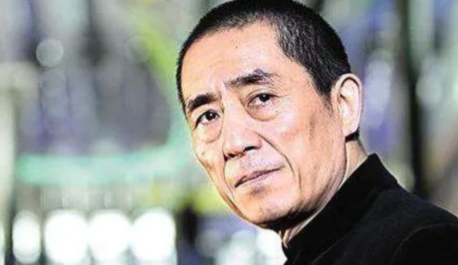 当年，身价40亿的张艺谋，对老家一个修自行车和另一个务农的亲弟弟说：“跟我去北京