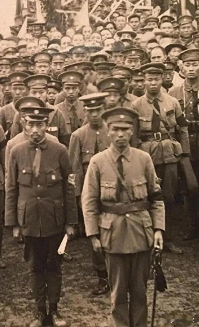 蒋中正周恩来年轻时在黄埔军校时的唯一合影十分罕见！这是1925年1月31日，黄埔
