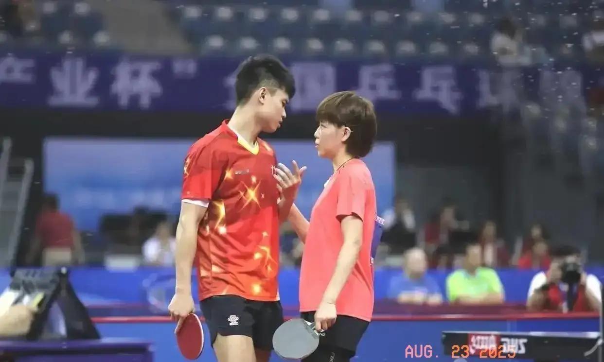 昨晚刷到周启豪和陈幸同接连发了动态，看完还挺让人纳闷的。周启豪写着“任何人都