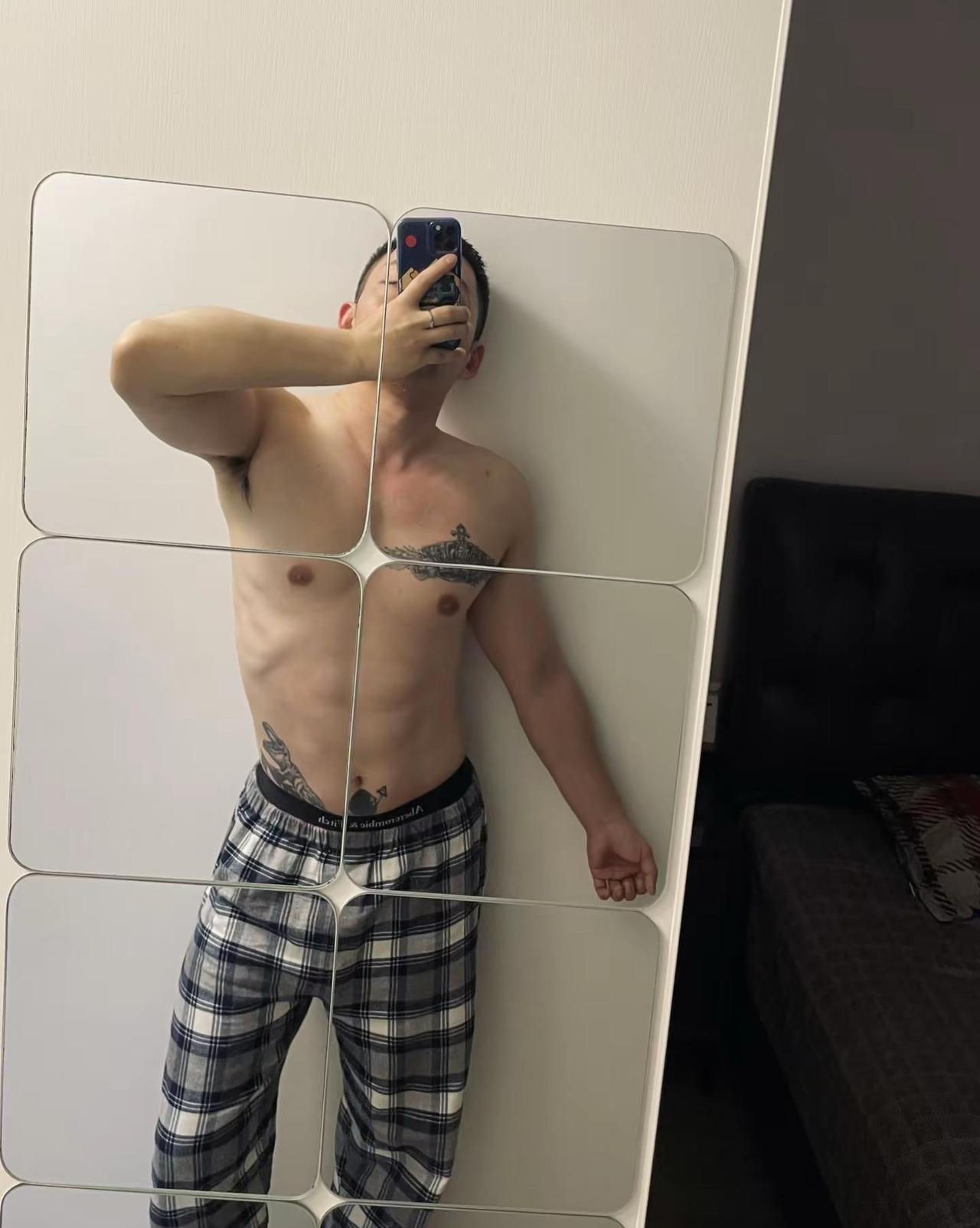 早上起床的状态是这样。居家肌肉随拍撩起衣服就是腹肌早安朋友们开心快乐每一天