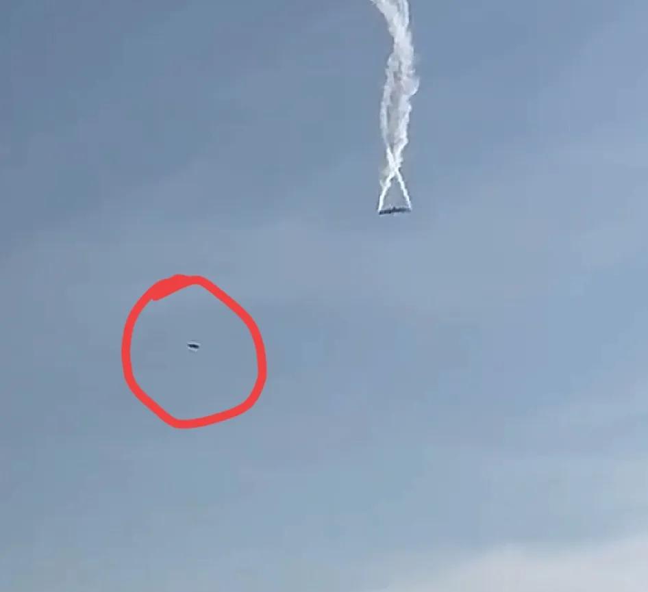 C160这次坠毁过程属实惨烈，机身在空中直接解体，身首分离极速螺旋下坠，场面堪比