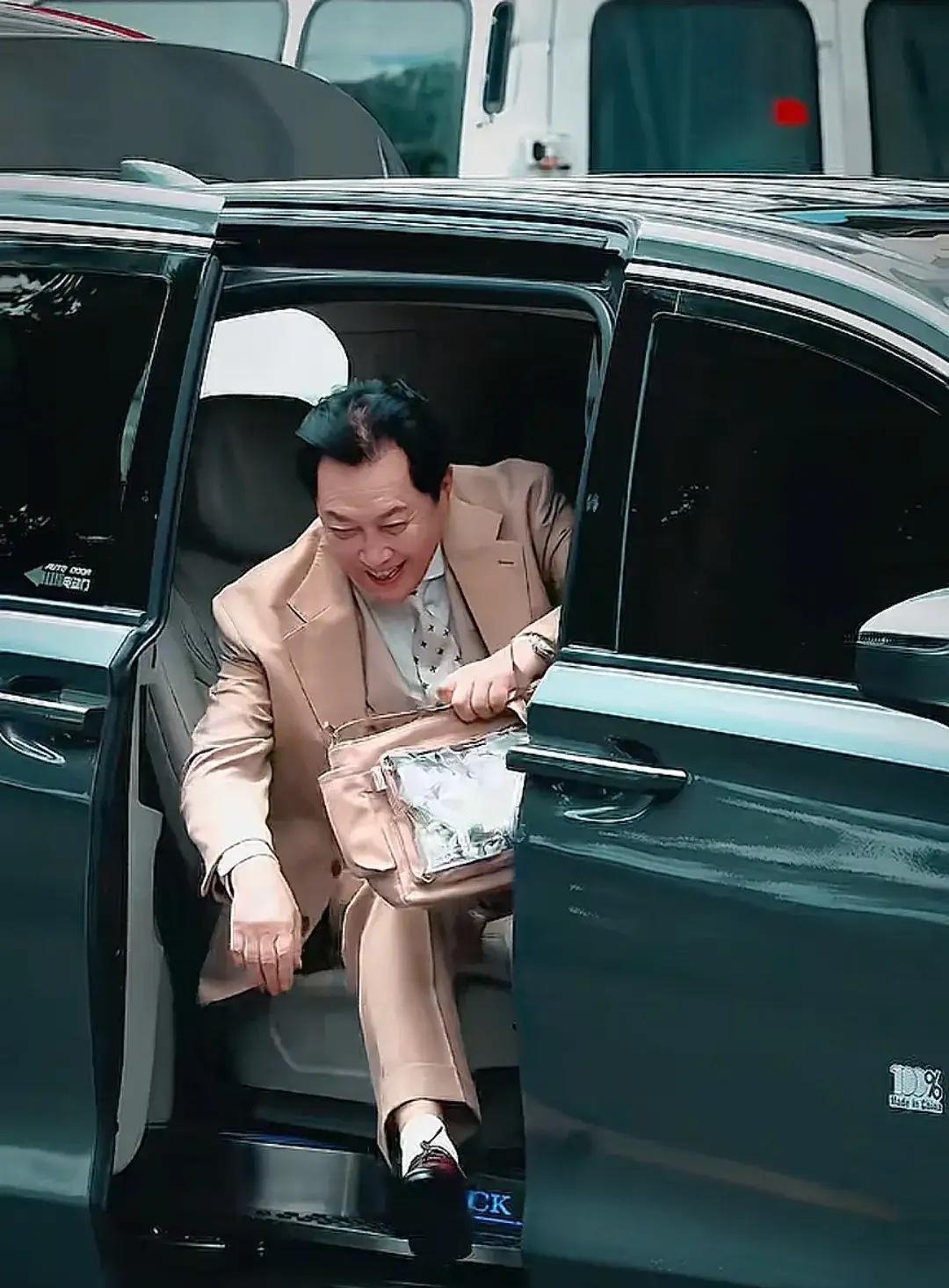 【73岁唐国强录《王牌》背痛包发红包！网友：这才是老艺术家该有的活人感】[比心]