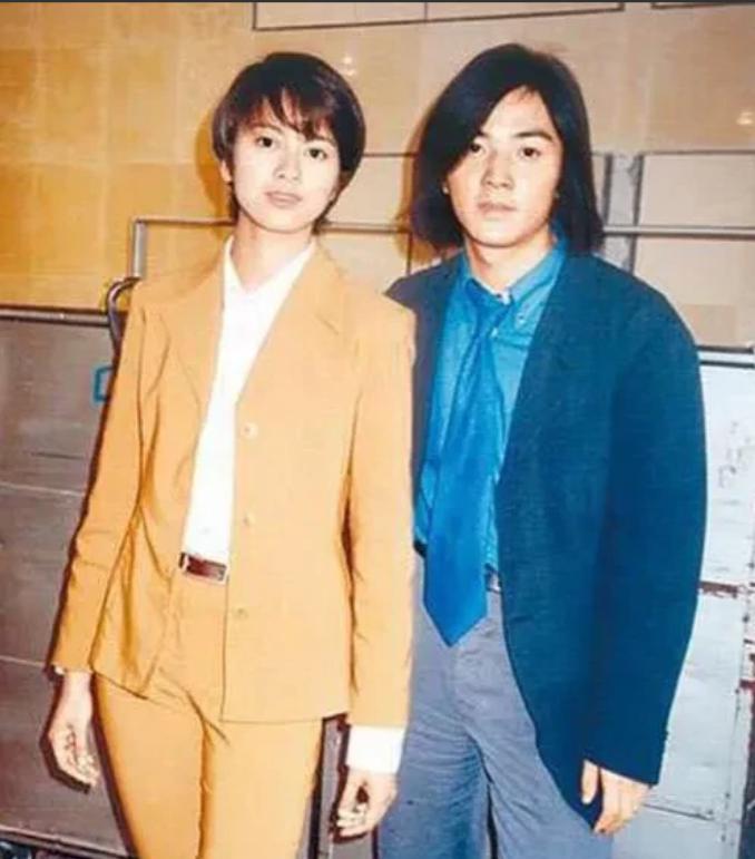 二十年前那场蛋糕砸脸的羞辱，让全香港等着看他们狼狈散场。梁咏琪被雪藏后靠接小广